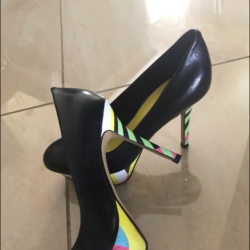 Nine West black leather stilettos w decor color